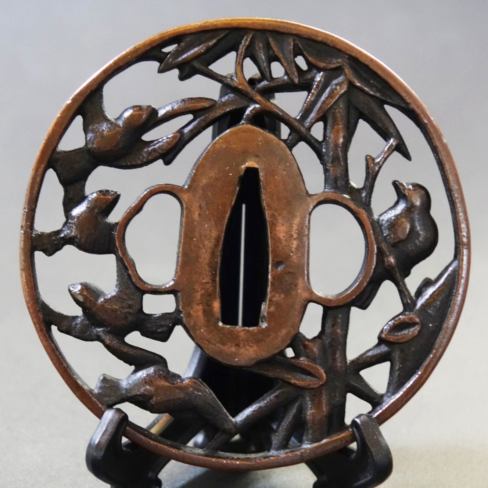 鍔　刀の鍔　骨董品 鍔 【 素銅地 竹に雀透鍔 】 日本刀 刀装具 鐔 骨董 古美術 Ac25042301