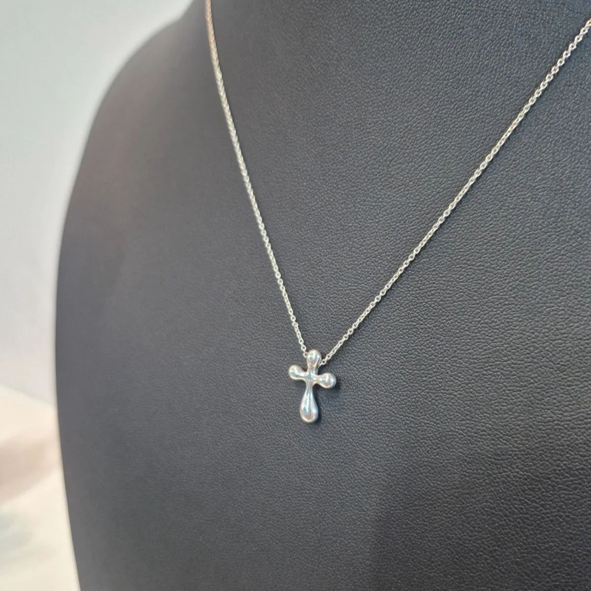 ティファニー ティアドロップ スモール クロス ネックレス シルバー