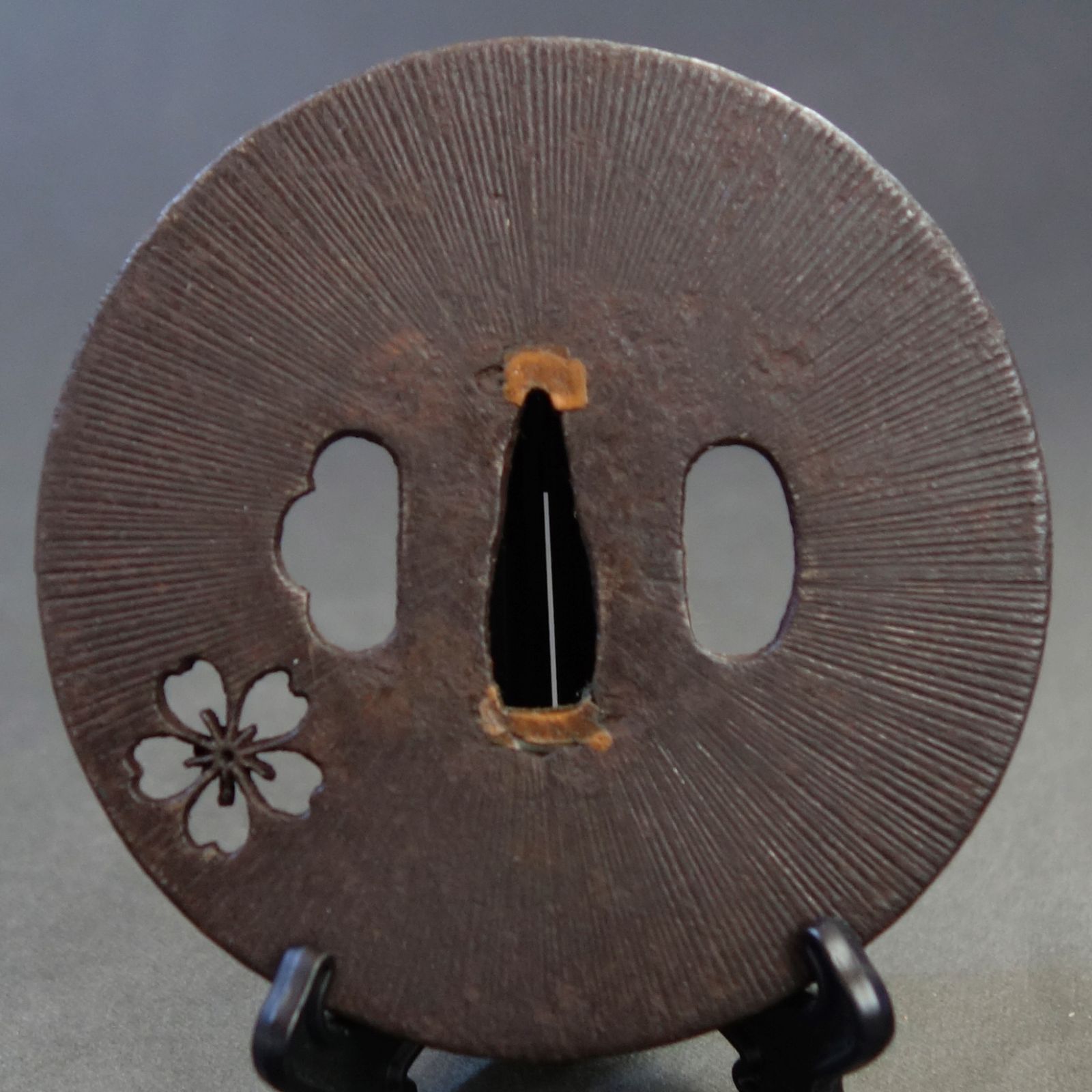 鍔 【 鉄地 阿弥陀鑢桜花小透鍔 】 日本刀 刀装具 鐔 骨董 古美術