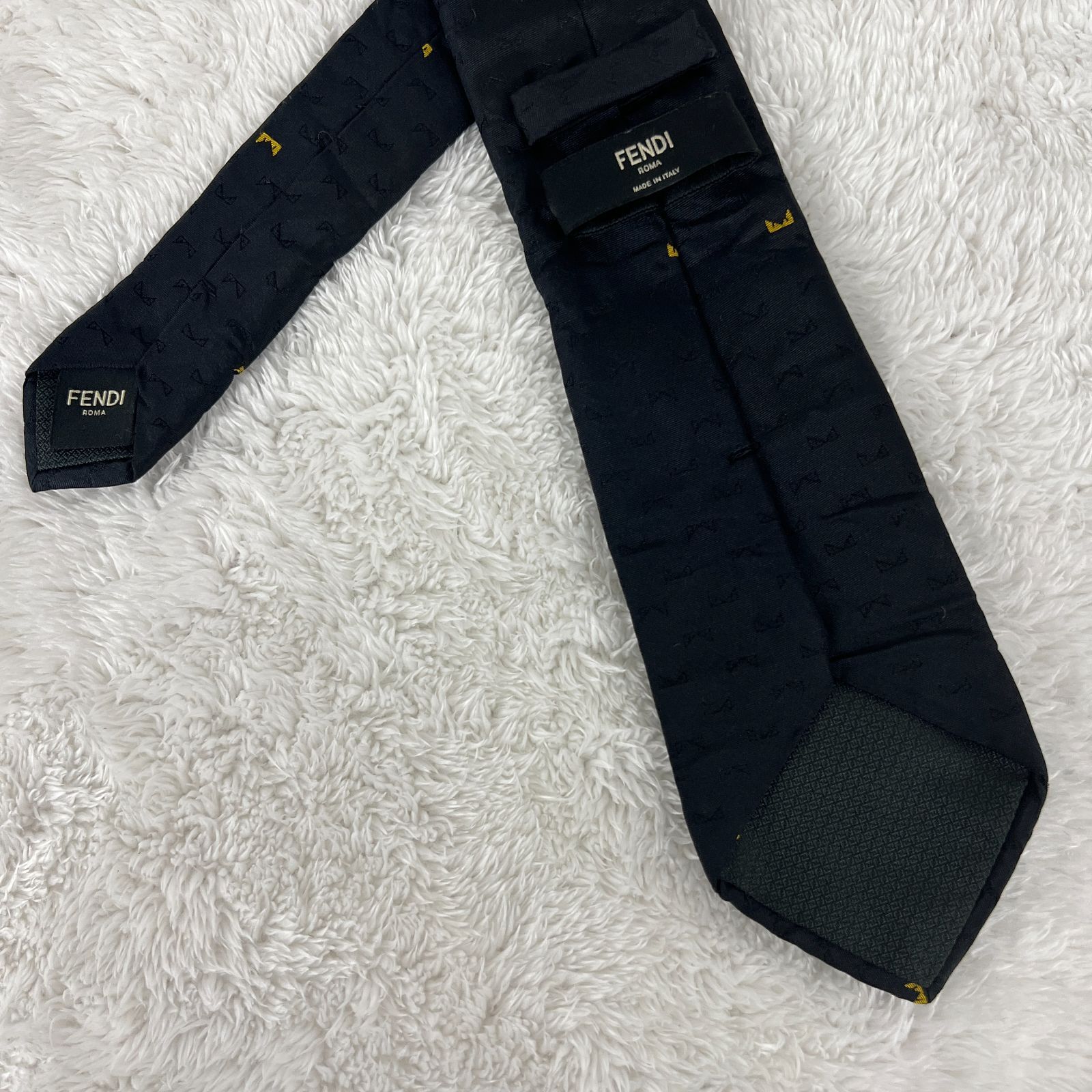 美品》FENDI (フェンディ) ネクタイ イタリア製 モンスター柄 ブラック