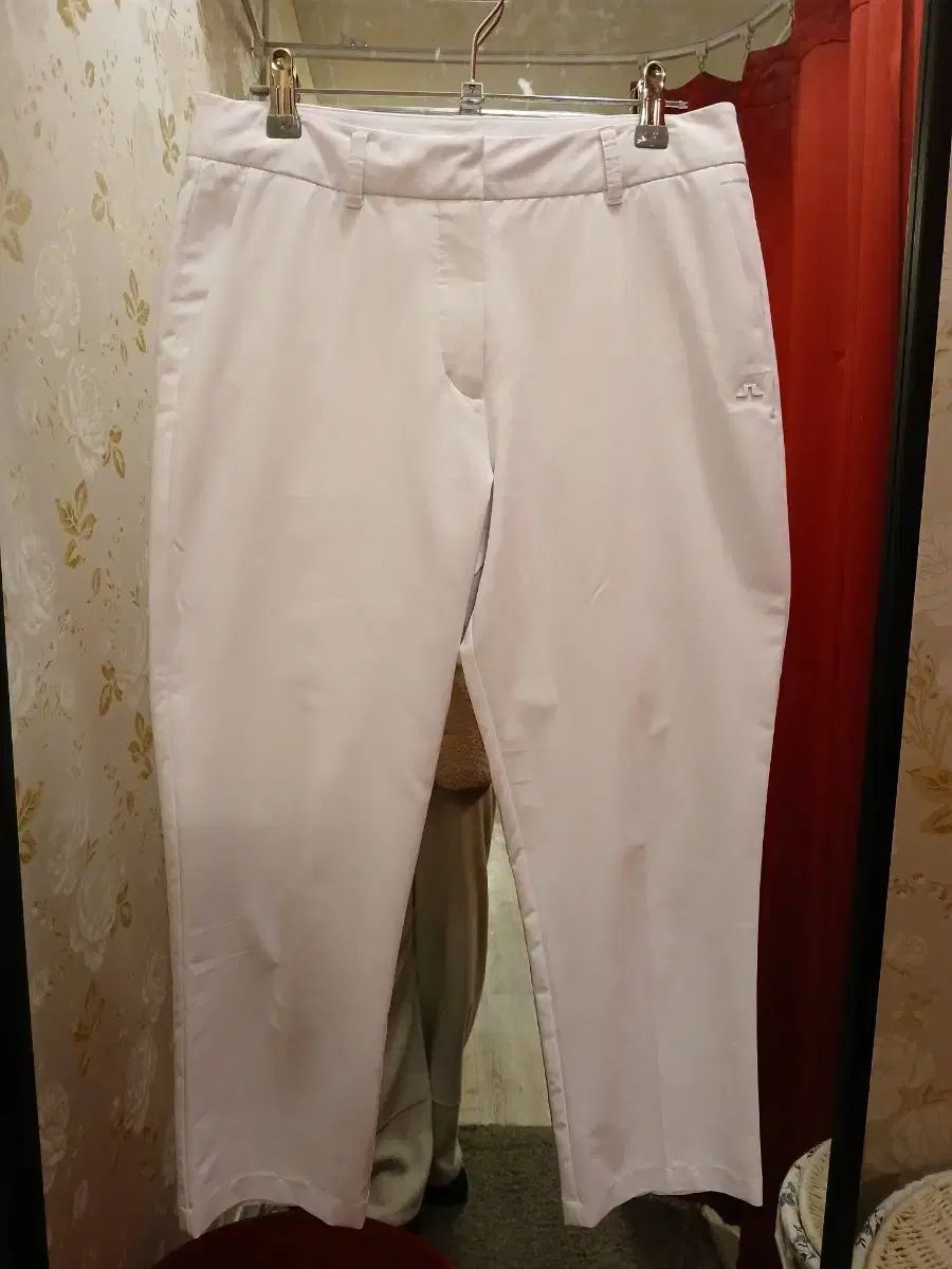 7/28 J.LINDEBERG(J.リンドバーグ) レディース ゴルフ ズボン 白 サイズ30