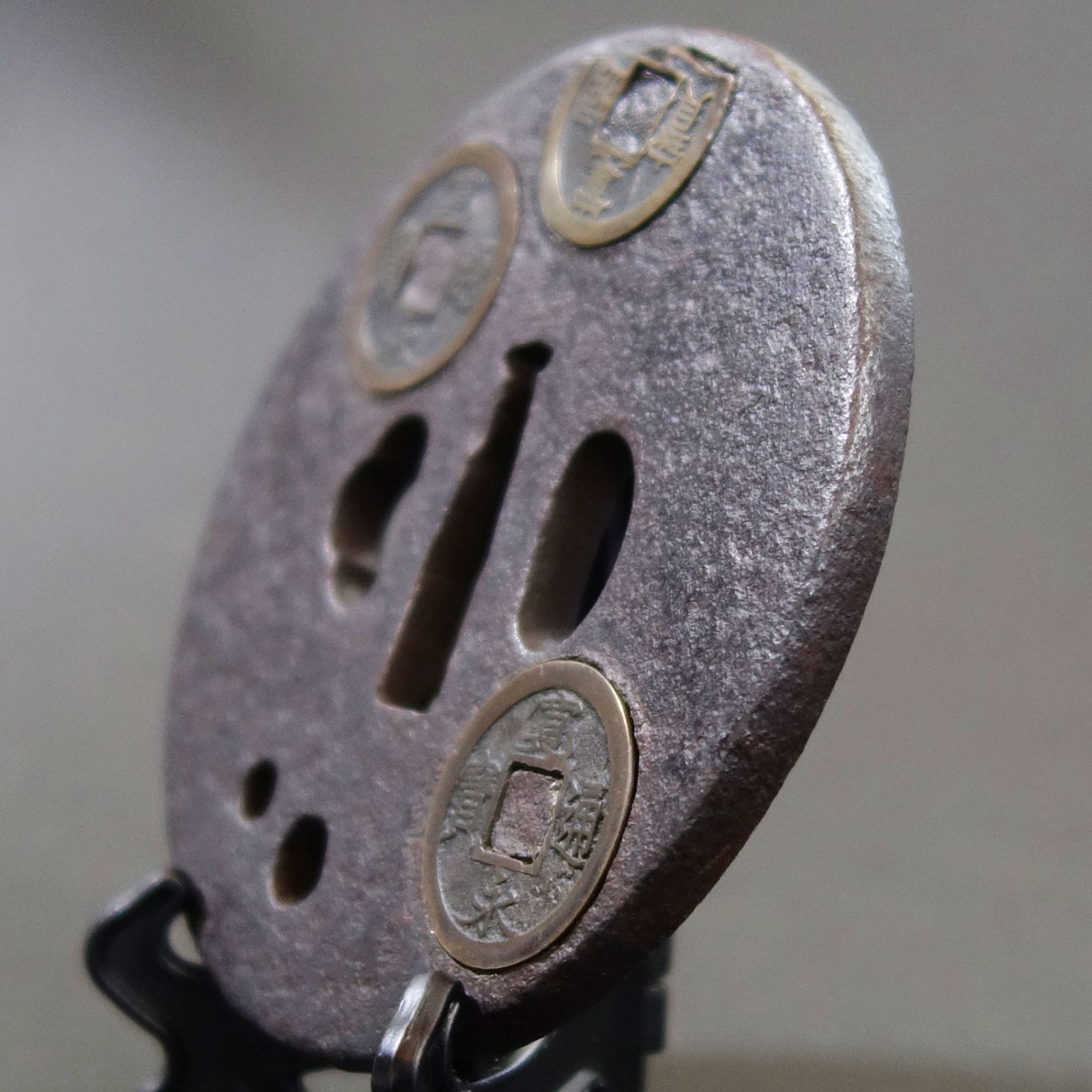 鍔 【 鉄地 寛永通宝象嵌鍔 】(鍔箱付き) 日本刀 刀装具 鐔 骨董 古