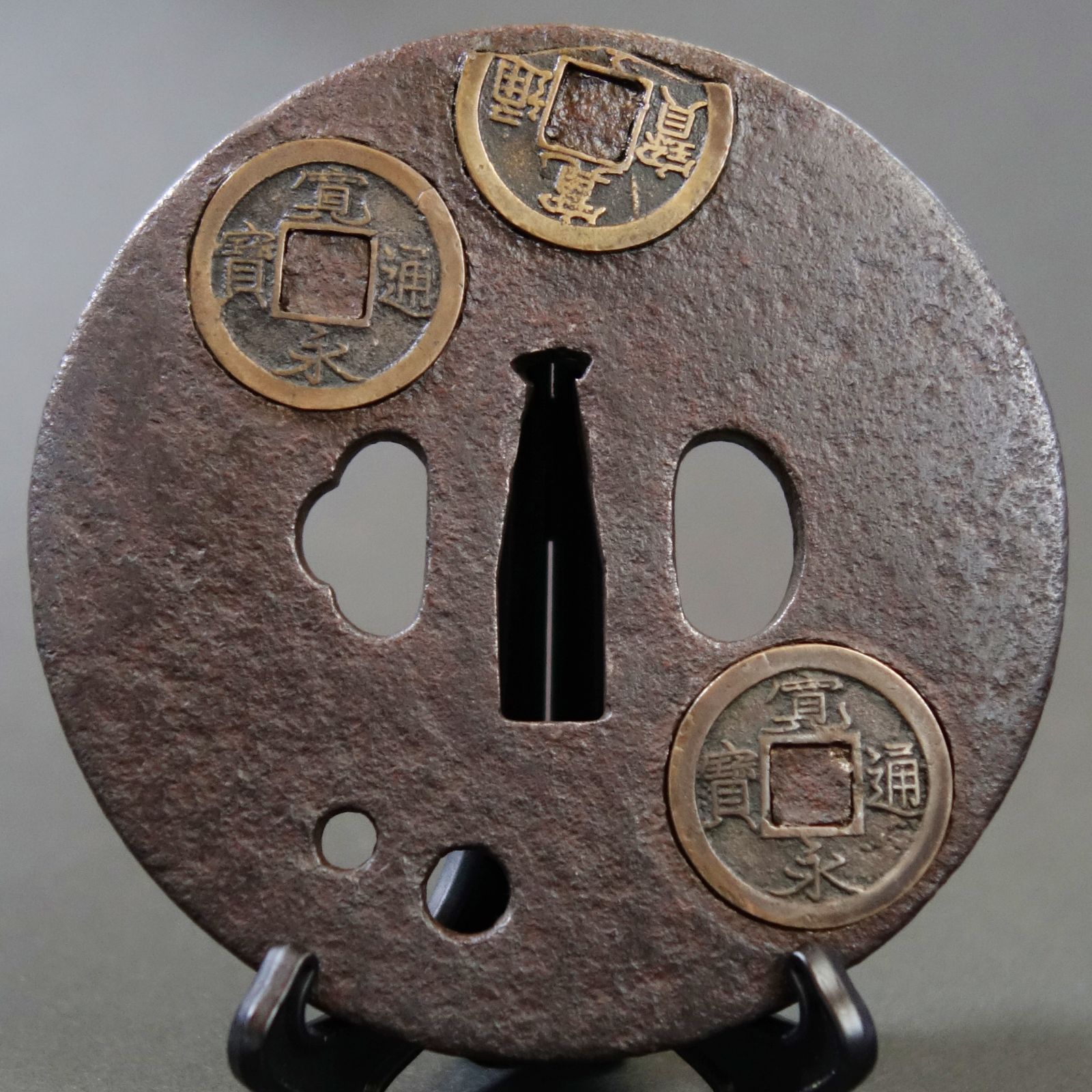 鐵地透鍔　「朝露沢瀉」　色絵象嵌　江戸時代　　　　　　書鍔箱 鍔 無銘 尾張（江戸時代） 雁金透鍔 (TU-021121)｜刀・日本刀の販売