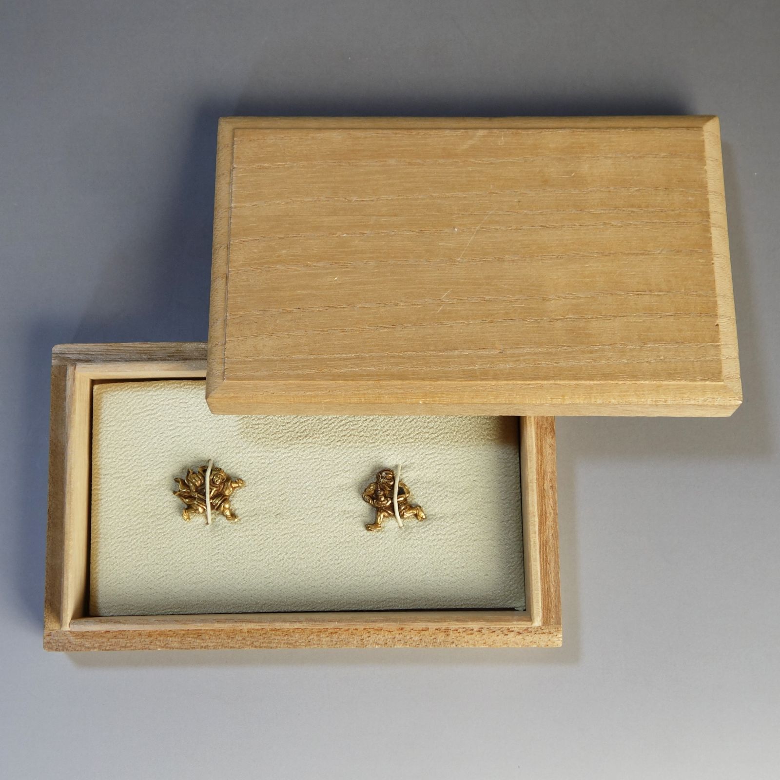 【海】江戸明治期　雄鶏形　ニワトリ　手彫　大目貫　金具　銅製鍍金　骨董品 赤銅地容彫中国故事図目貫 後藤程乗 | 松風刀装店 antiques matsukaze