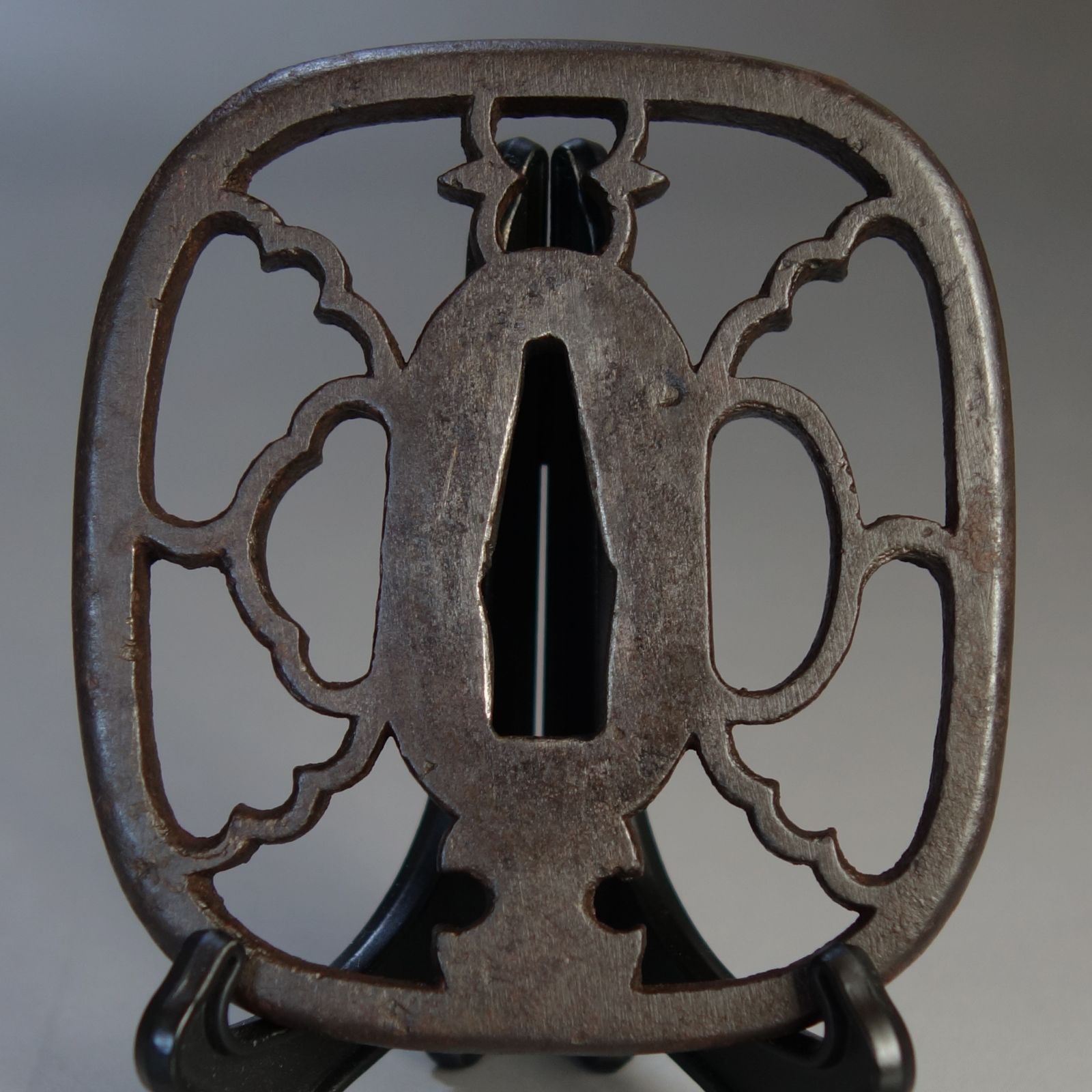 鍔 【 鉄地 尾張 雁金分銅透鍔 】 日本刀 刀装具 鐔 骨董 古美術