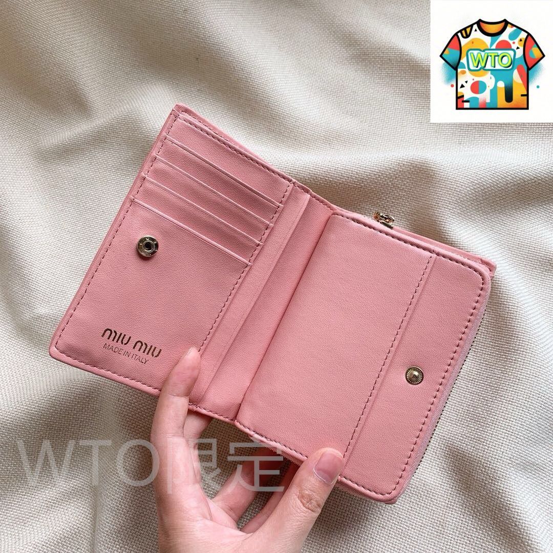 今日特価】Miu Miu ミュウミュウ ミニ財布シリーズ 頭層の小羊皮を使用