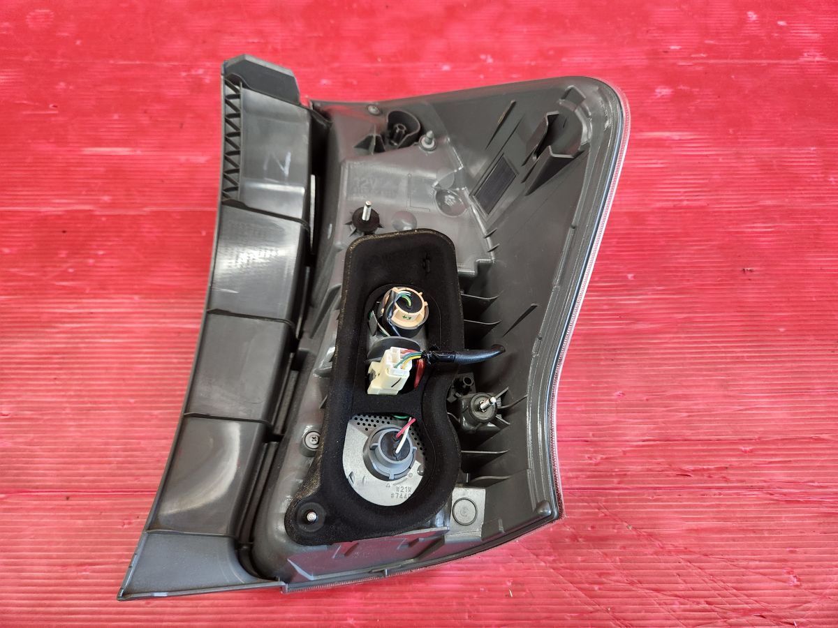 トヨタ 40 プリウスα 後期 純正 左 テールランプ ZVW41W Stanley 47-69