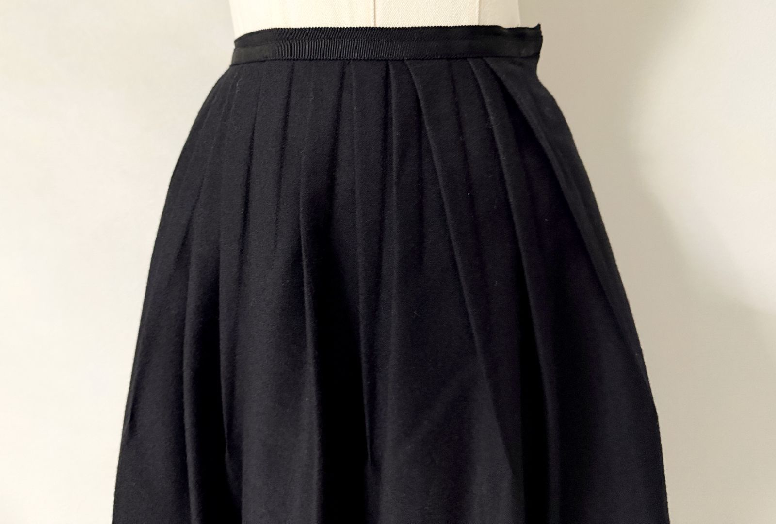 美品FOXEY / フォクシー カットワーク ウール スカート ブラック38  