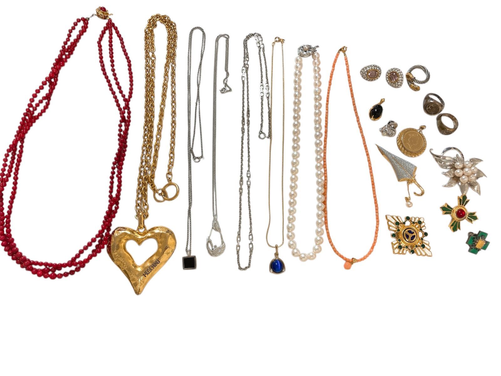 す〇遺品整理 アクセサリー 4 MOSCHINO 入り - メルカリ