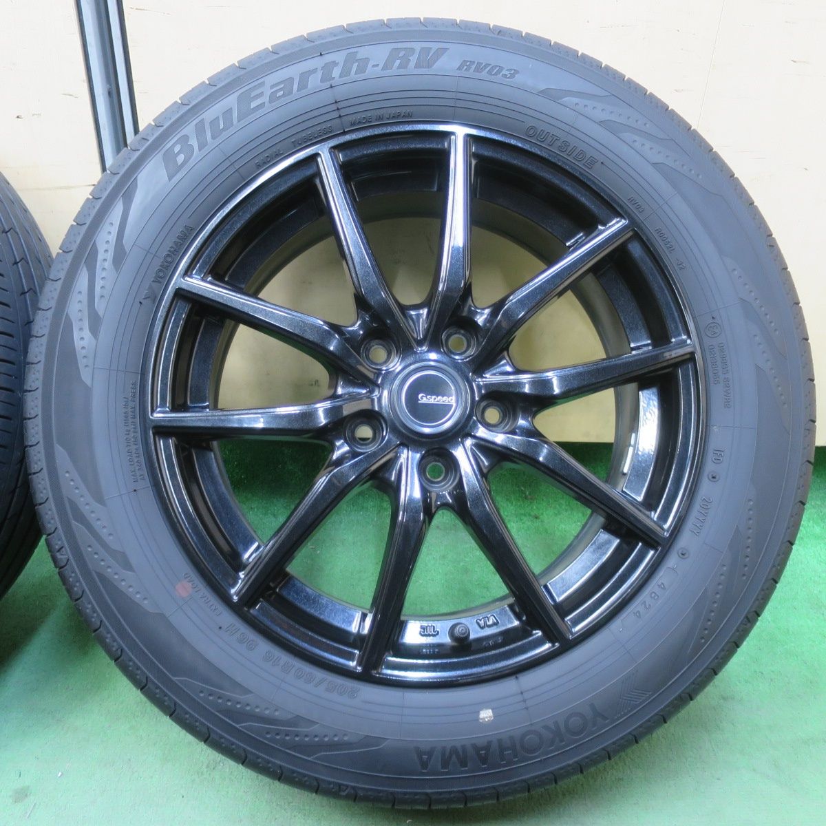 バリ溝！24年！キレイ！9.5分☆205/60R16 ヨコハマ BluEarth-RV RV03 G 