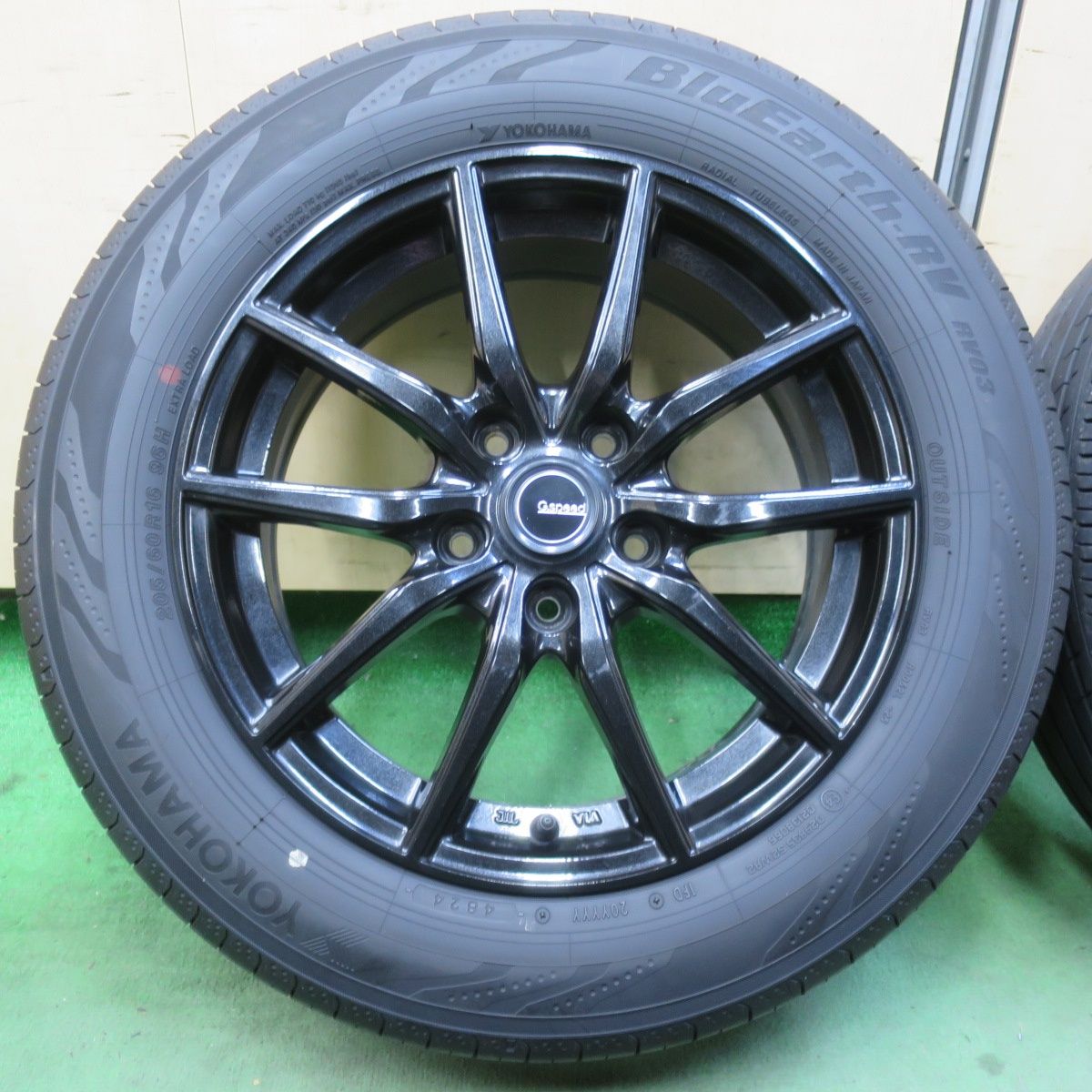 バリ溝！24年！キレイ！9.5分☆205/60R16 ヨコハマ BluEarth-RV RV03 G 