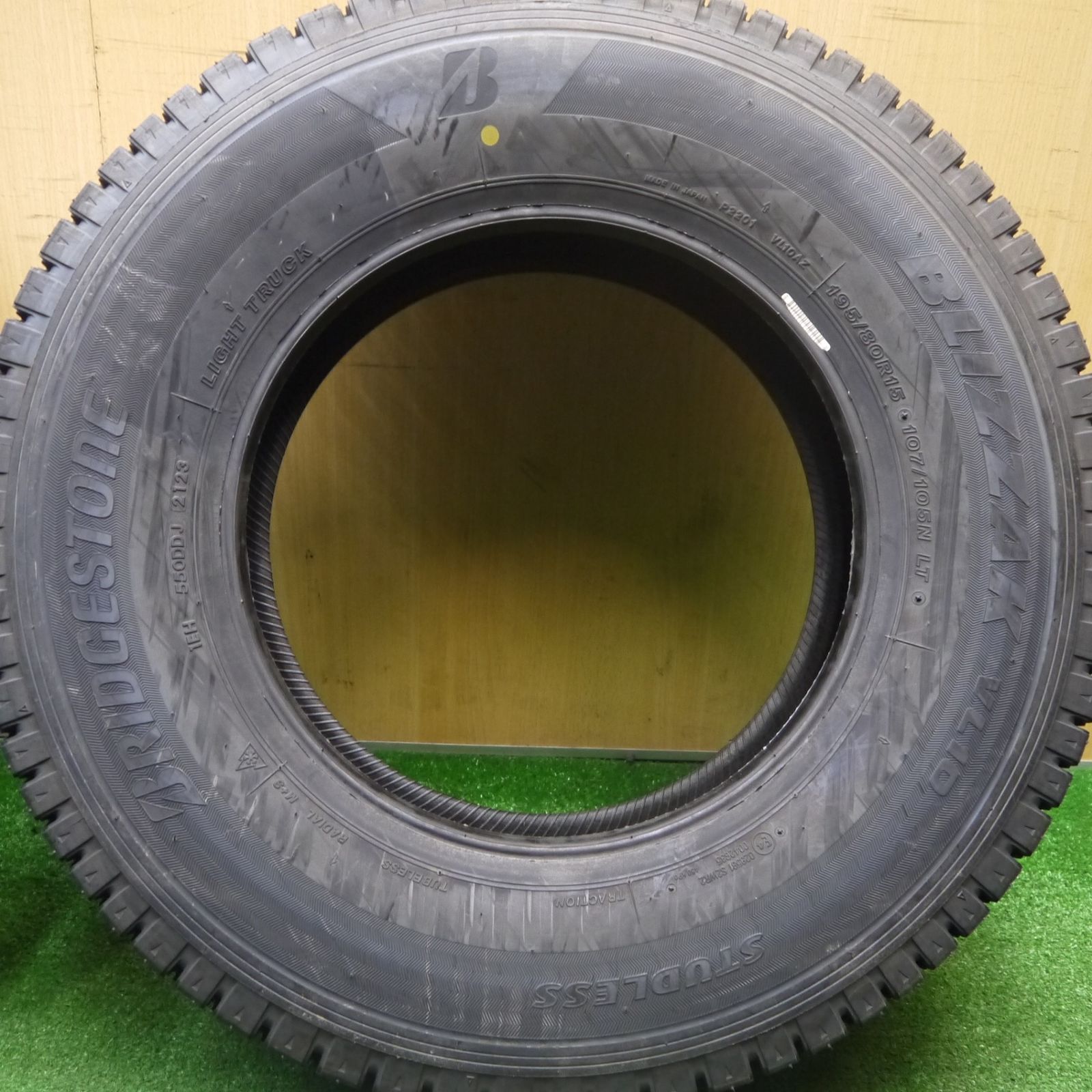 未使用！23年☆スタッドレス 195/80R15 107/105N ブリヂストン 