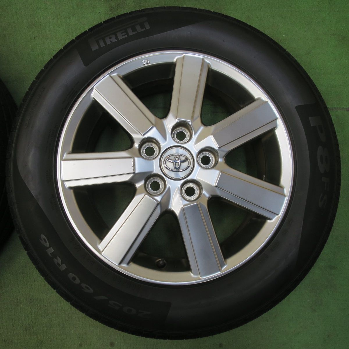 ♡RiRi♡ 様60.70.80ノア,ヴォクシー純正　 205/60R16 バリ溝！9.5分☆トヨタ 70系 ノア ヴォクシー 純正 205/60R16 ピレリ