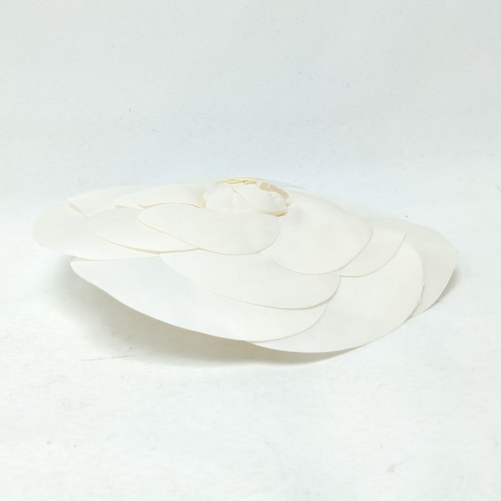 ✨CHANEL✨シャネル カメリア フラワー ブローチ ホワイト - メルカリ