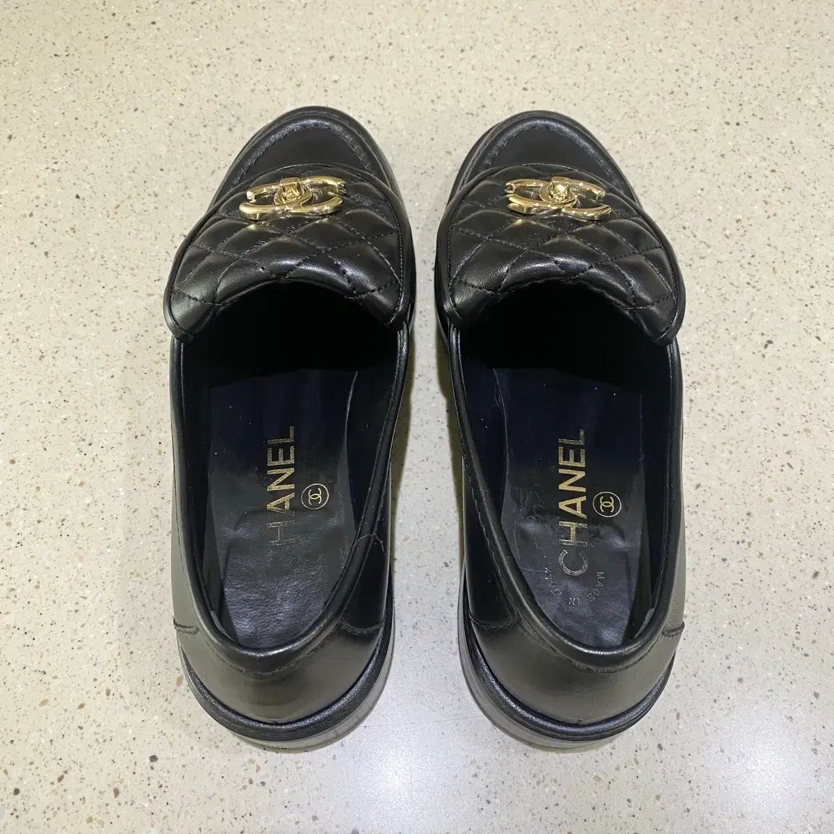 シャネル CCロゴ ターンロック ローファー キルティング フラップ