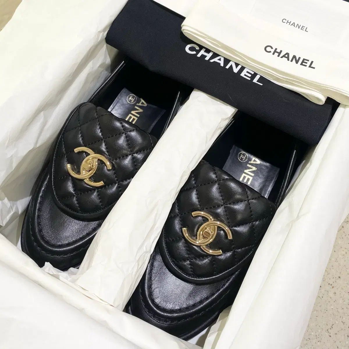 シャネル CCロゴ ターンロック ローファー キルティング フラップ