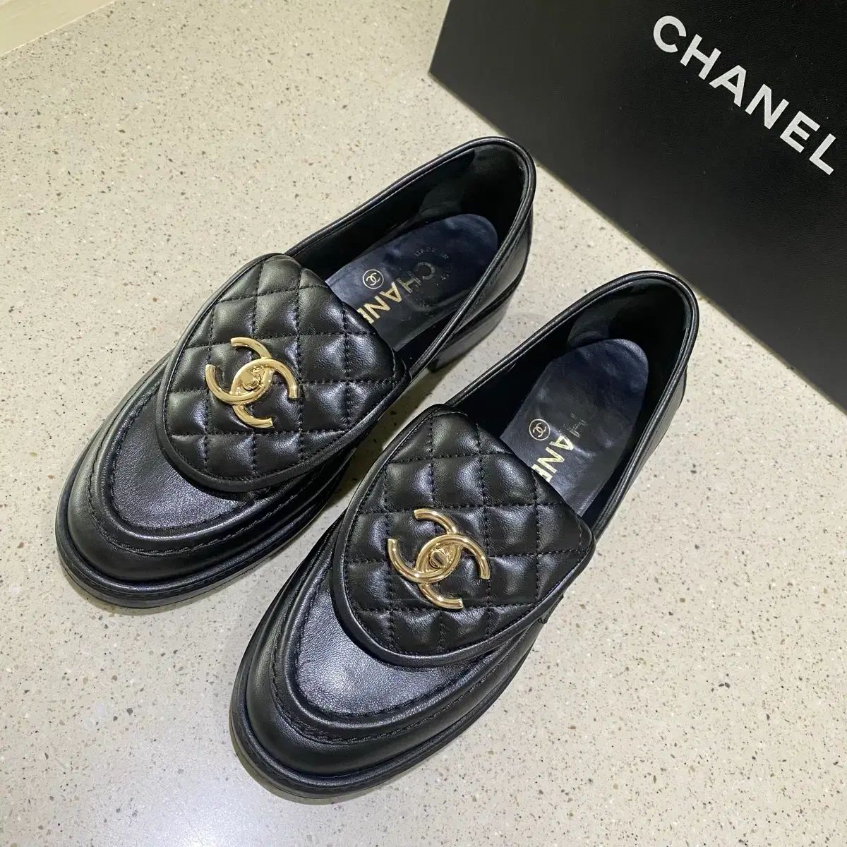 CHANEL ブラック ローファー キルティング シャネル CCロゴ ターンロック ローファー キルティング フラップ