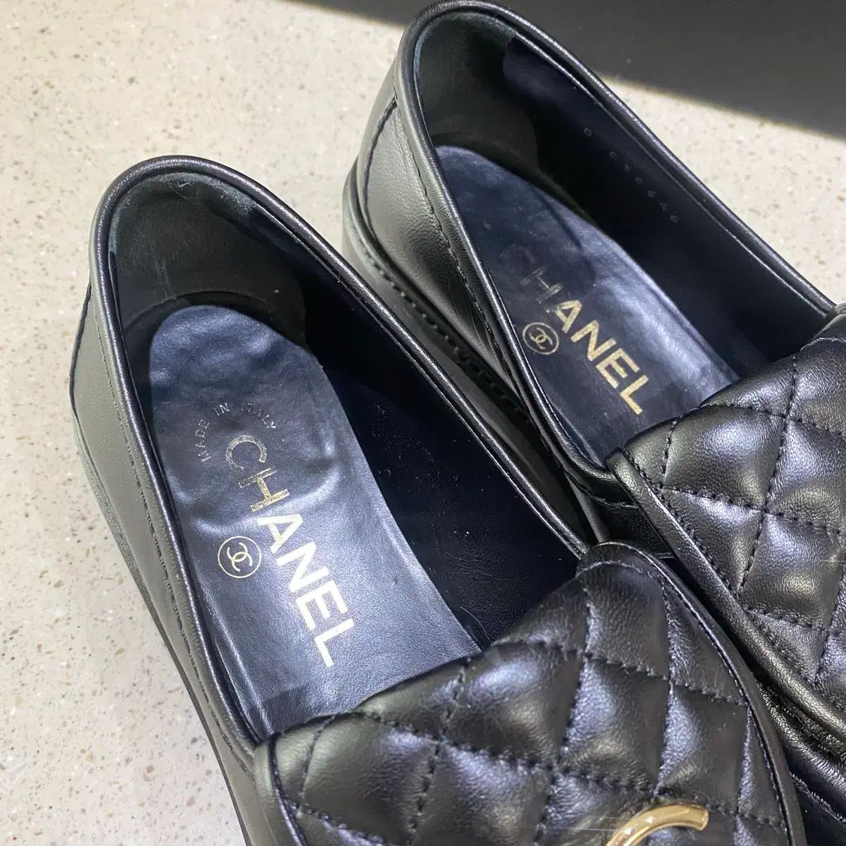 シャネル CCロゴ ターンロック ローファー キルティング フラップ