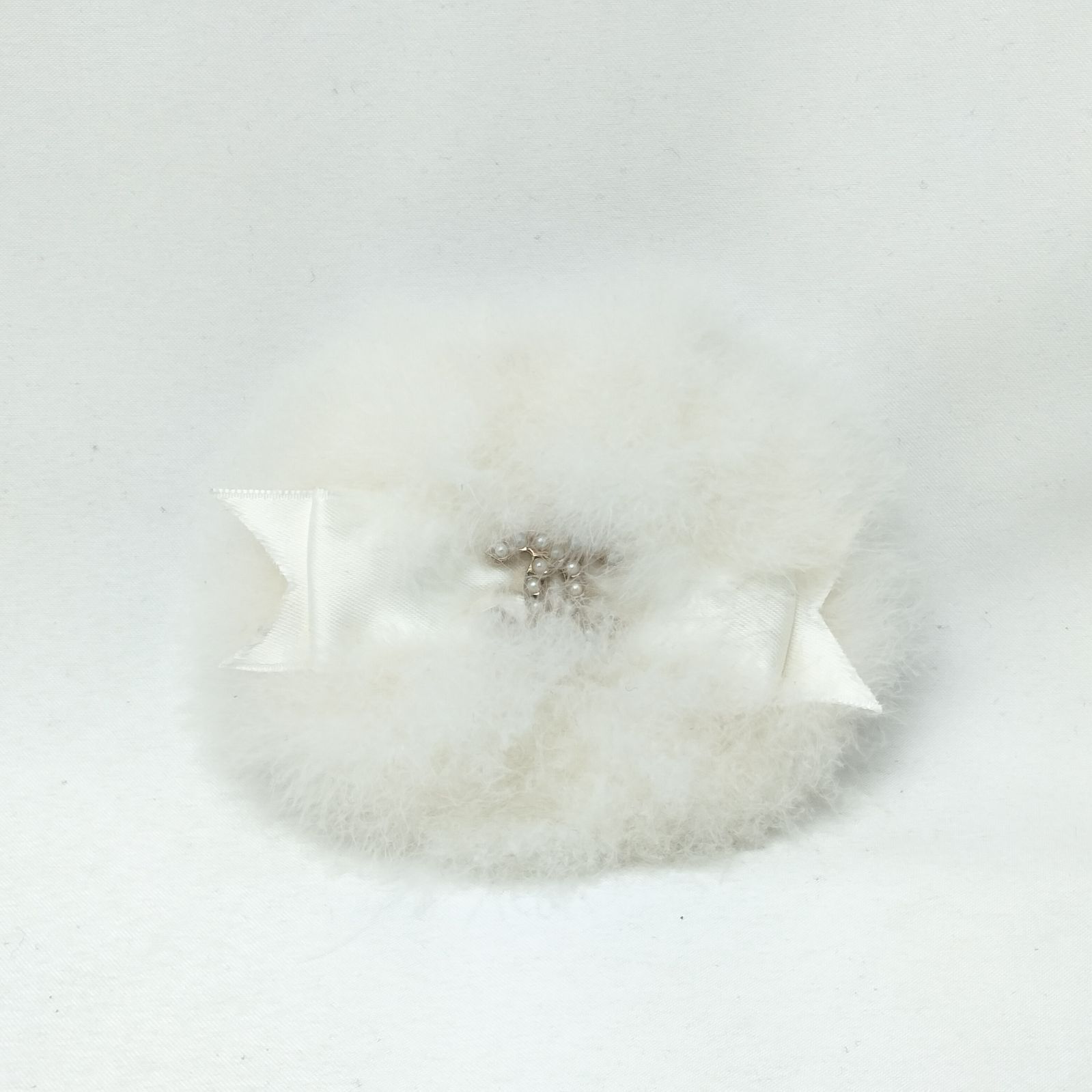 CHANEL 　シャネル　カメリア　ブローチ　白　ココマーク ✨CHANEL✨シャネル カメリア ファー ココマークブローチ 白 - メルカリ