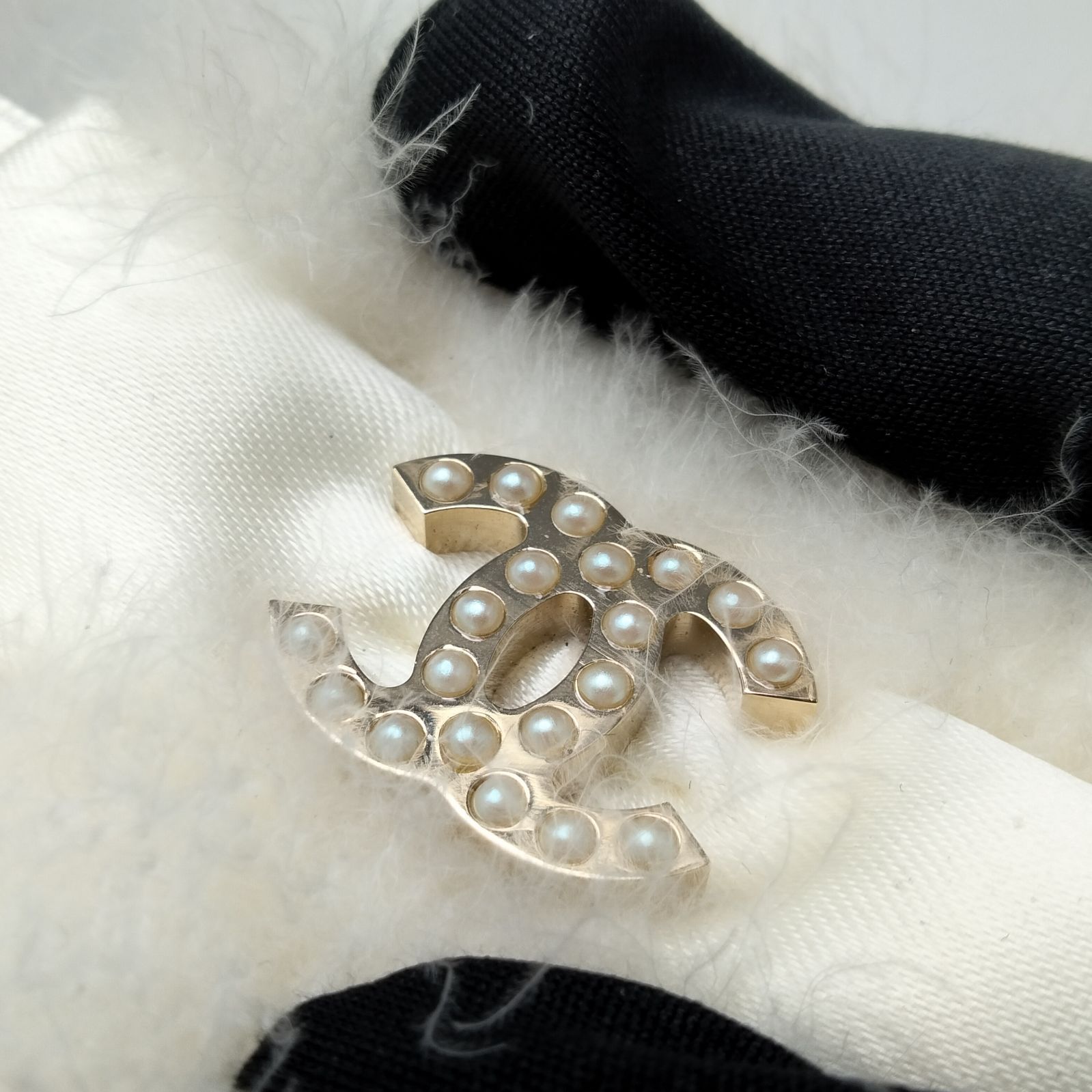 ✨CHANEL✨シャネル カメリア ファー ココマークブローチ 白 - メルカリ