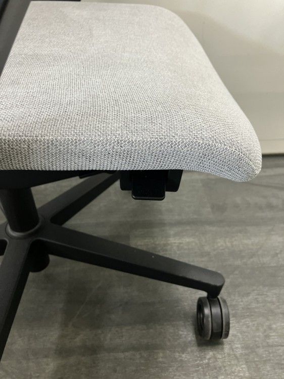  アウトレット品 コクヨ ファブレ FABRE シリーズ 固定肘付ファブレチェア C01 B151CU グレー 会議椅子 オフィスチェア ワークチェア 椅子 チェア