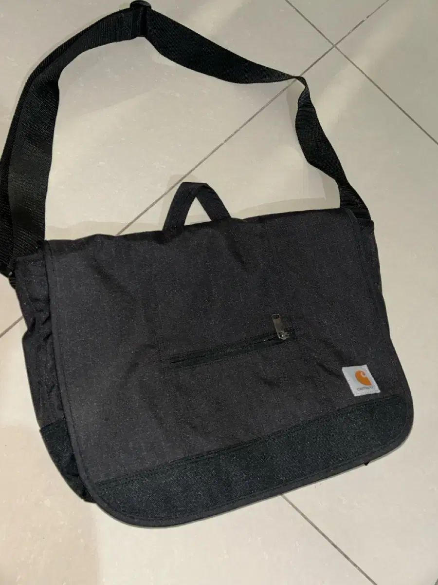 Carhartt ブラック メッセンジャーバッグ - メルカリ