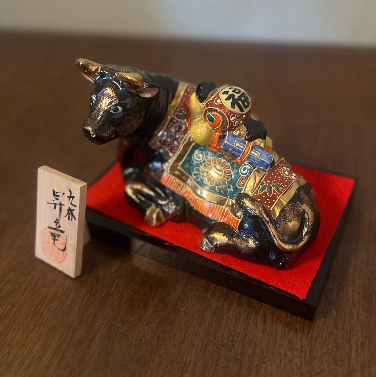AJ23 九谷焼 干支置物 牛 長峰 木札 牛小槌 欅飾り台付 紙箱 日本製 陶器製 九谷焼 昇竜作 金彩座牛 小槌付き 招福 干支 丑 敷板
