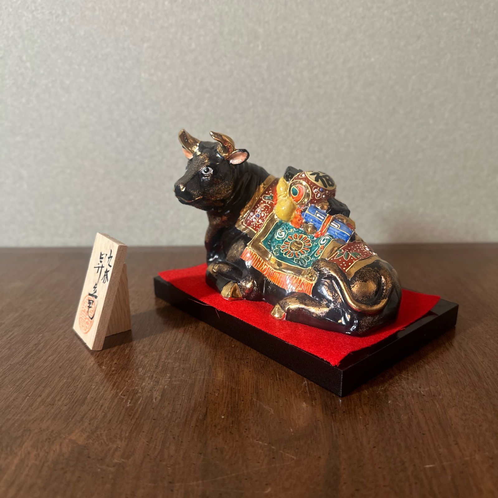 日本製 陶器製 九谷焼 昇竜作 金彩座牛 小槌付き 招福 干支 丑 敷板