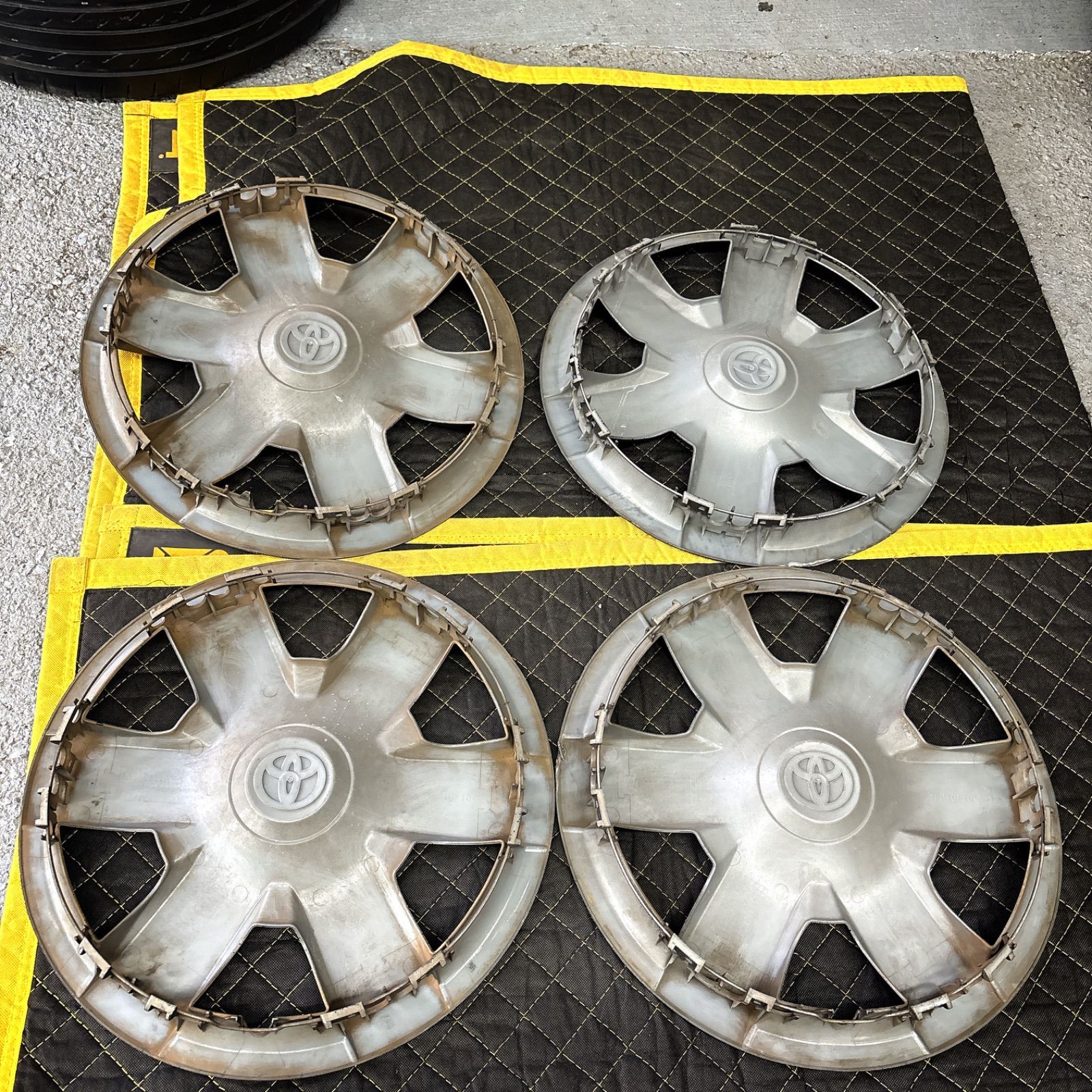 最終値下げ【送料無料】トヨタ 200系ハイエース 純正ホイールキャップ