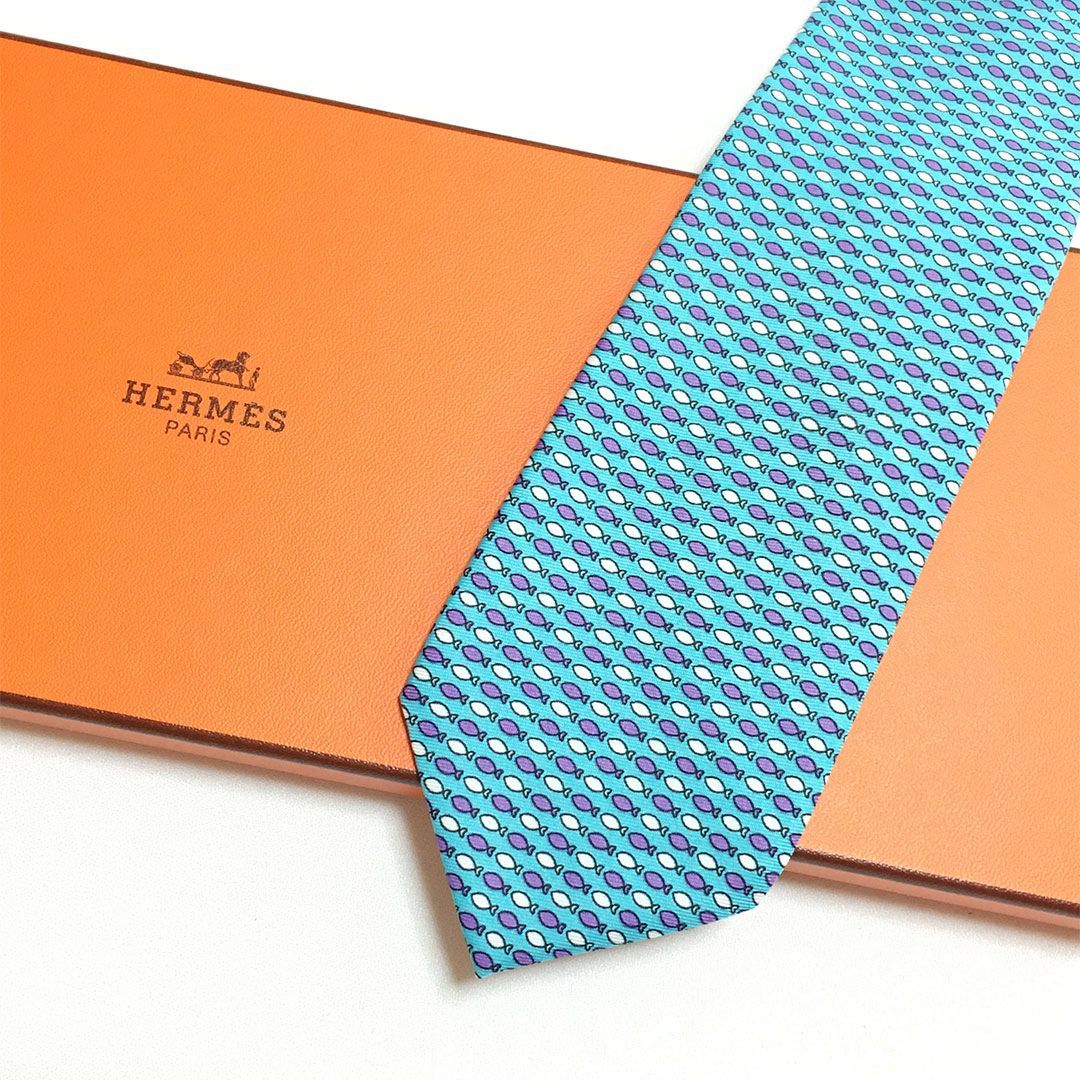 ✨未使用タグ付✨エルメス　ドット柄　使い回しの効く　ライトブルー　ネクタイ ✨未使用タグ付✨エルメス ドット柄 使い回しの効く ライトブルー ネクタイ