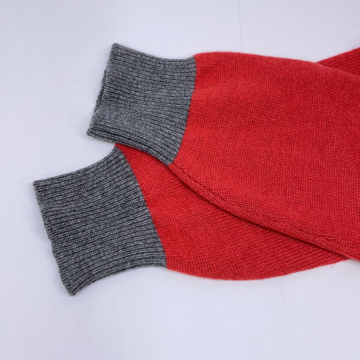 BRUNELLO CUCINELLI ブルネロクチネリ ﾚｯﾄﾞ×ｸﾞﾚｰ ｶｼﾐﾔ100 ｸﾙｰﾈｯｸ ﾛﾝｸﾞ