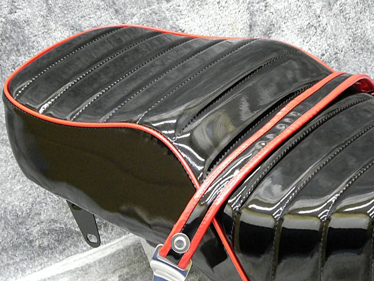 GN125 黒赤エナ タックロールシート ベルト付/エナメル ブラックBLACK