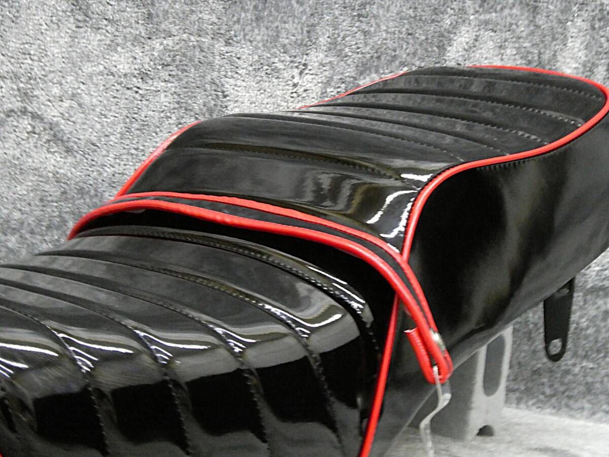 GN125 黒赤エナ タックロールシート ベルト付/エナメル ブラックBLACK