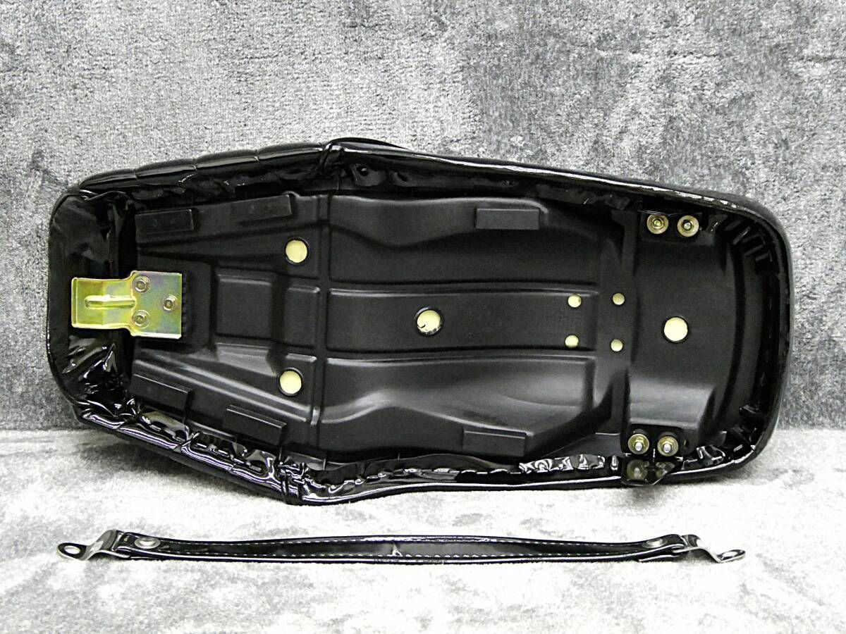 GN125 黒エナ タックロールシート ベルト付/エナメル ブラックBLACK黒 