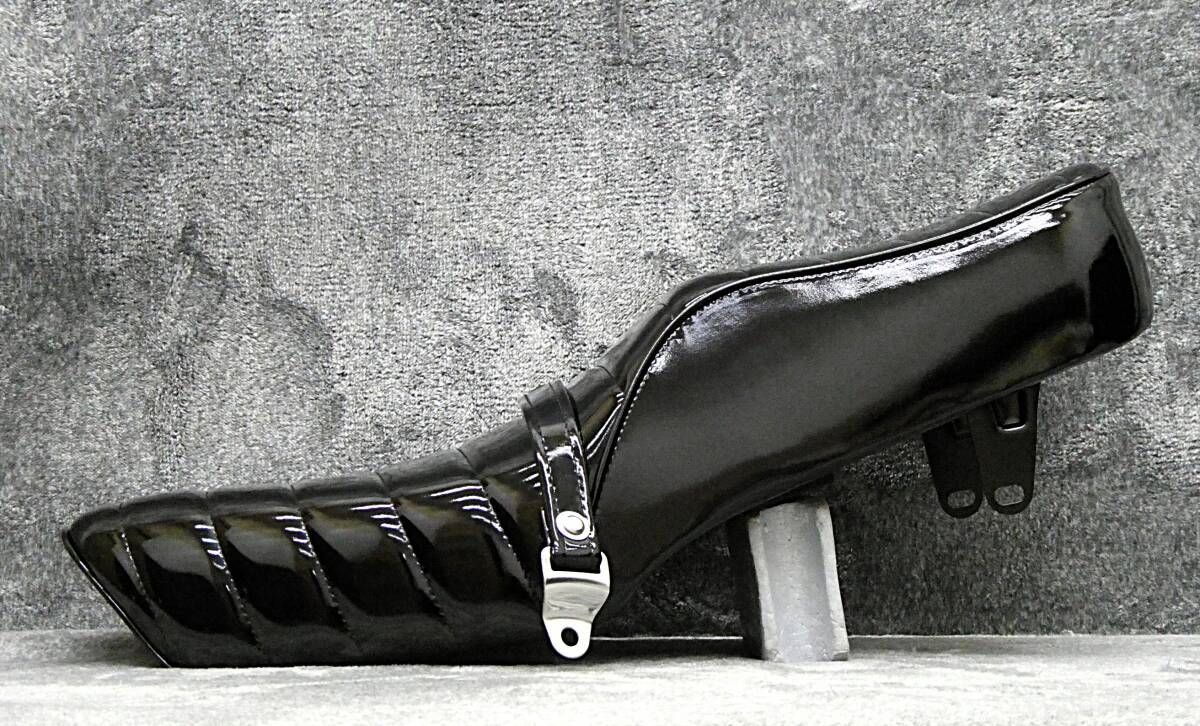 GN125 黒エナ タックロールシート ベルト付/エナメル ブラックBLACK黒 