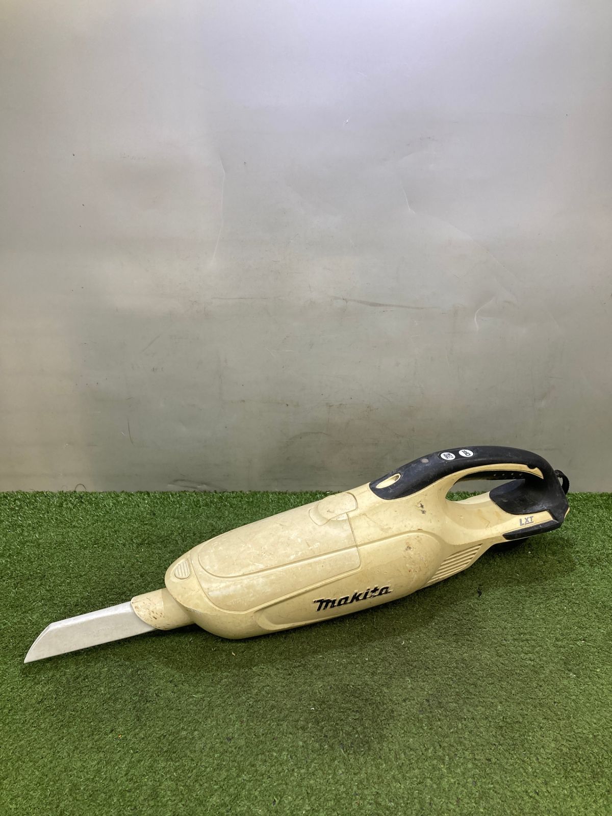 中古品】【0921】☆makita(マキタ) 14.4v充電式クリーナ 白(本体のみ 