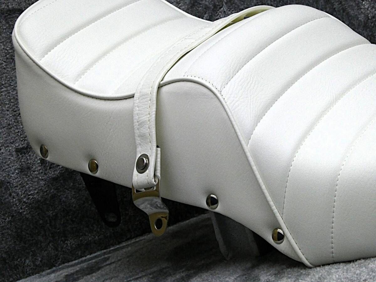 GN125 新アンコ抜き 鋲打ち 白皮 タックロールシート ベルト/ホワイト