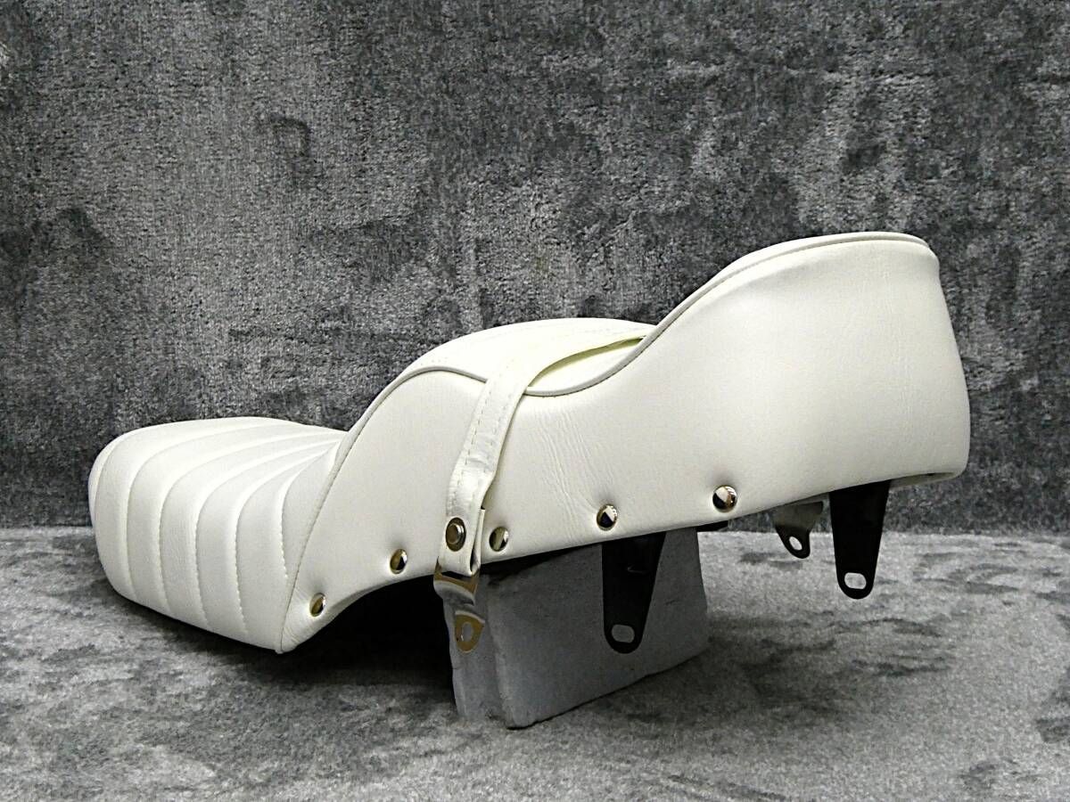 GN125 新アンコ抜き 鋲打ち 白皮 タックロールシート ベルト/ホワイト