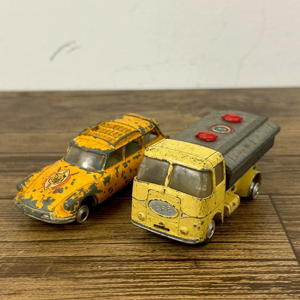 Country Kitchensとイギリスの金属模型自動車２台 Country Kitchensとイギリスの金属模型自動車2台 Country Kitchensと