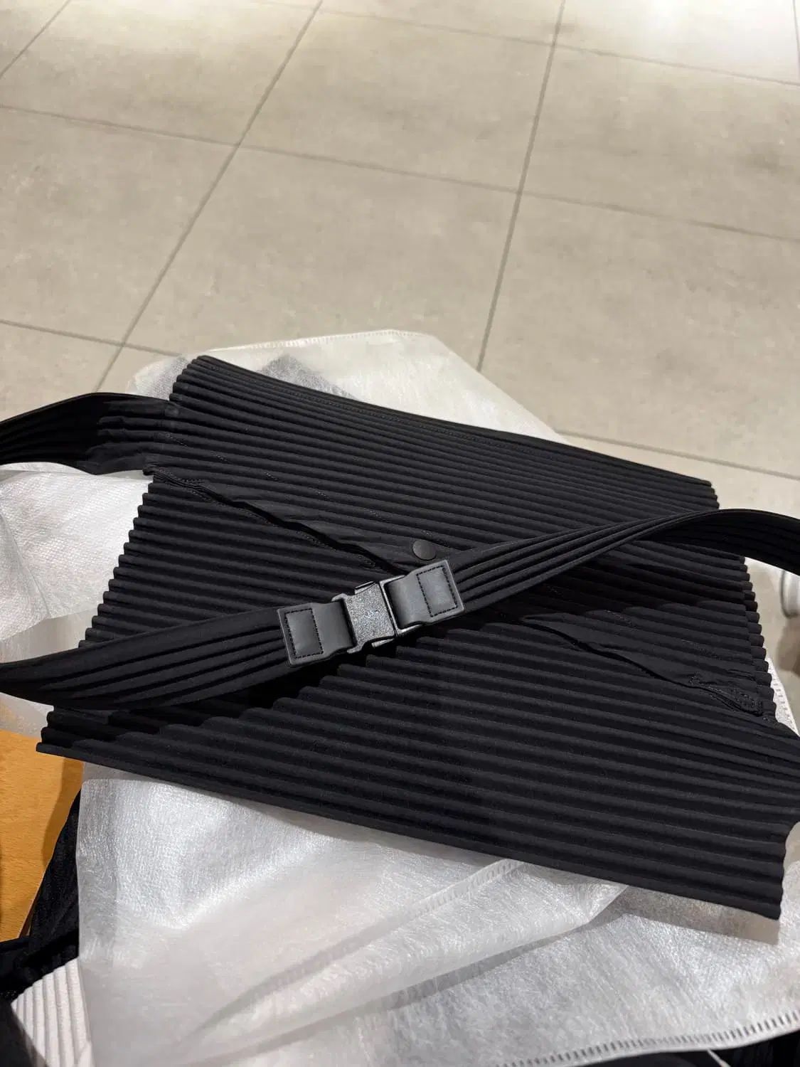 2025年 オムプリッセ メッセンジャーバッグ スモール サイズ HP56AG420 ブラック