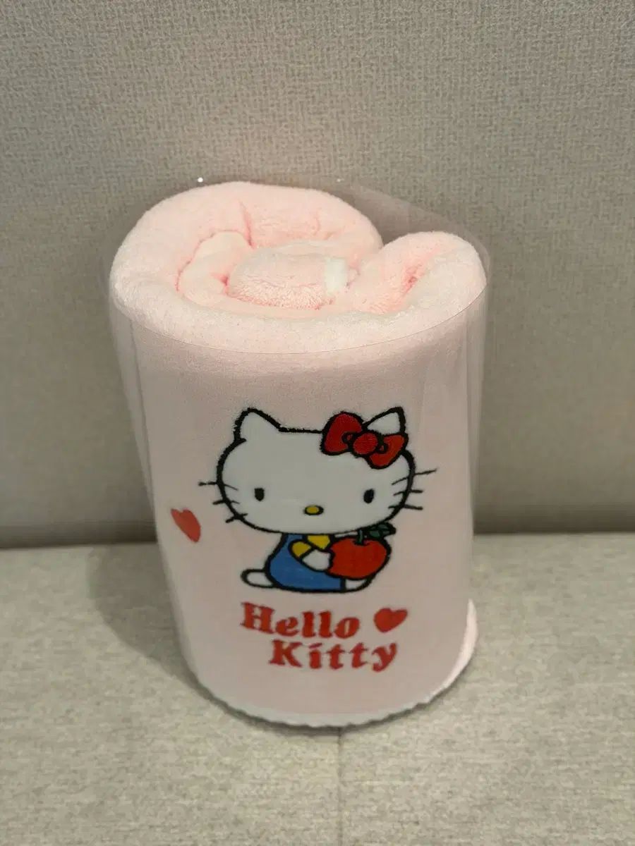 ハローキティ 大判ビーチタオル ダイカット マルチカバー ブランケット Amazon｜ハローキティ 花柄 ピンク バスタオル タオル 柔らかい 厚手