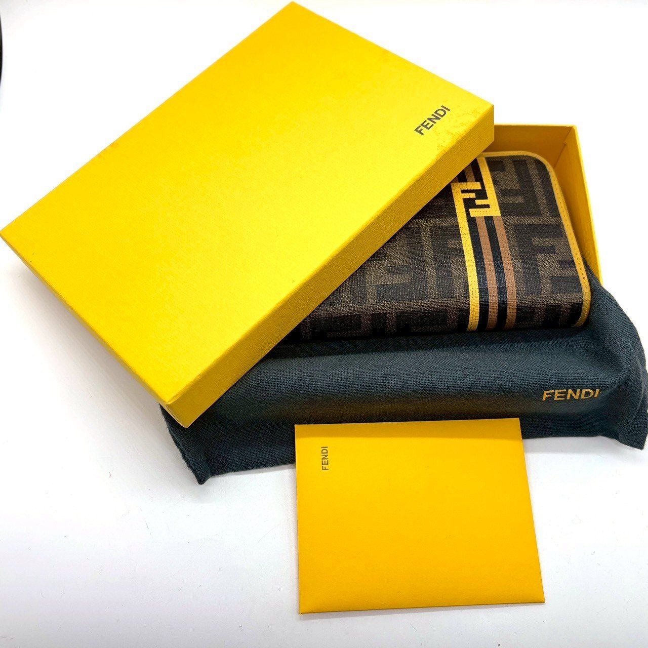 視線より、余韻で魅せる】 FENDI 長財布 ズッカ ペカン ラウンド