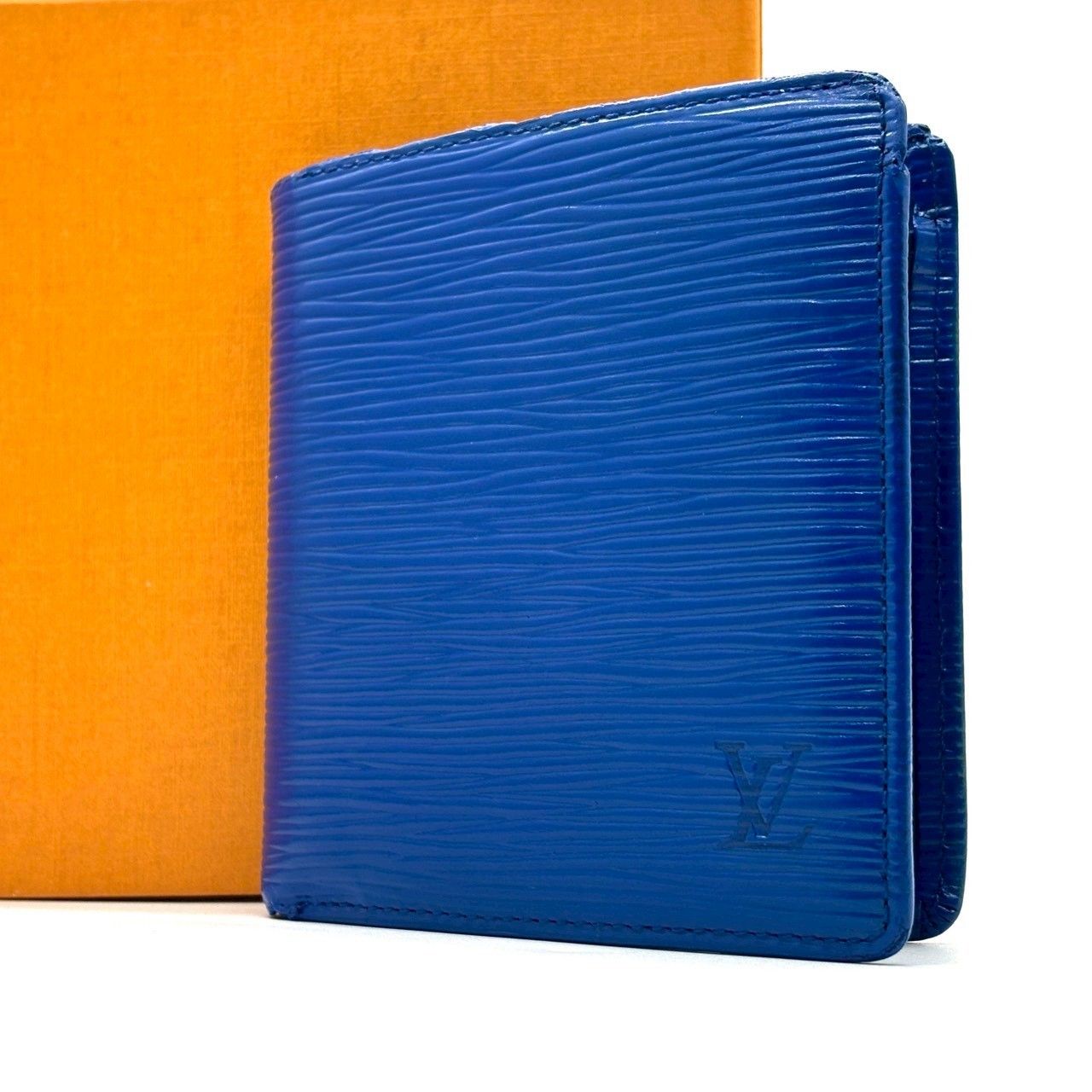 静かに選ばれる、大人のブルー】 LOUIS VUITTON エピ ポルト ビエ