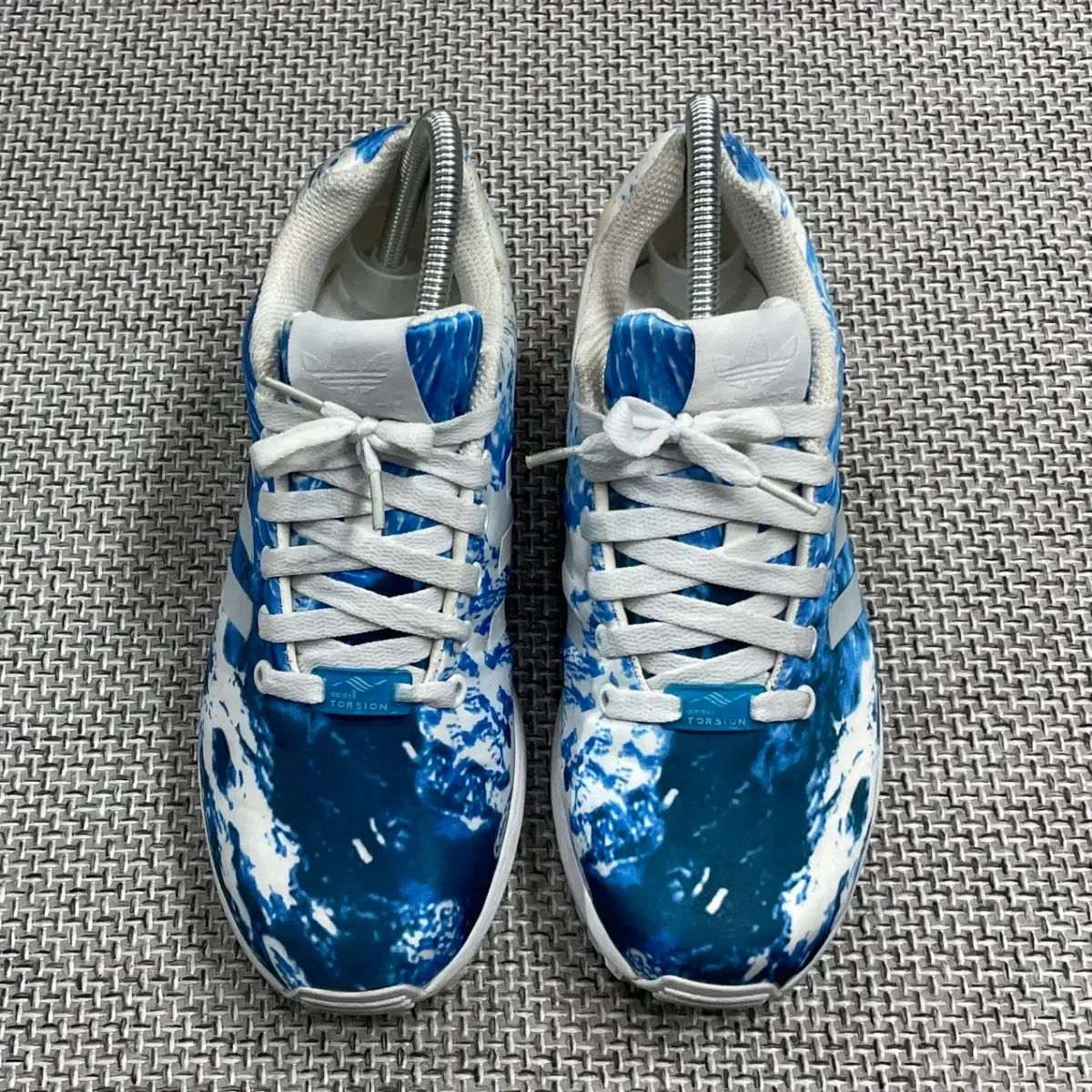 メルカリ アディダス ZX flux oceans print Blue スニーカー 245 - メルカリ