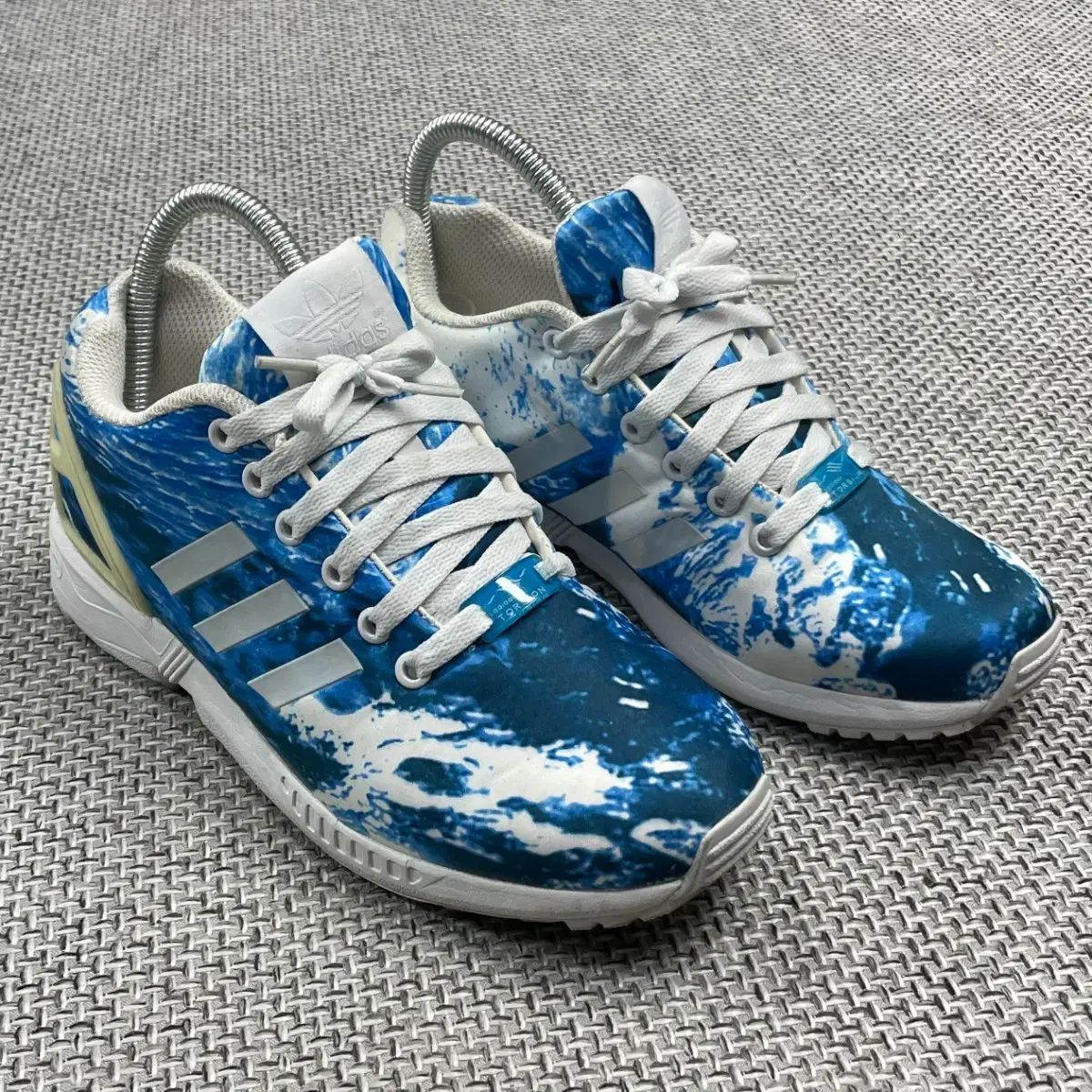 アディダス ZX flux oceans print Blue スニーカー 245 - メルカリ アディダス ZX flux oceans print Blue スニーカー 245 - メルカリ