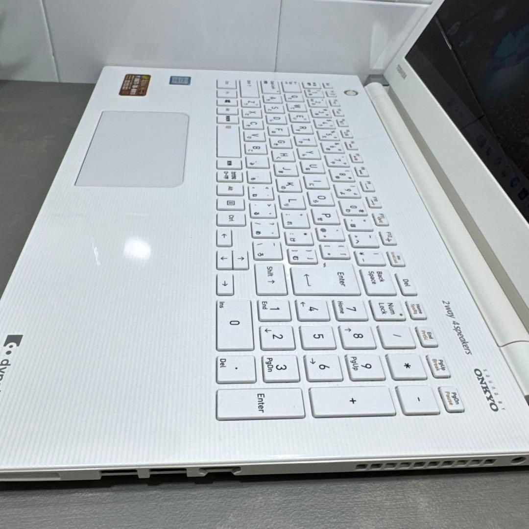 東芝 高性能東芝ダイナブックリュクスホワイト8世代i7新品SSD512GB