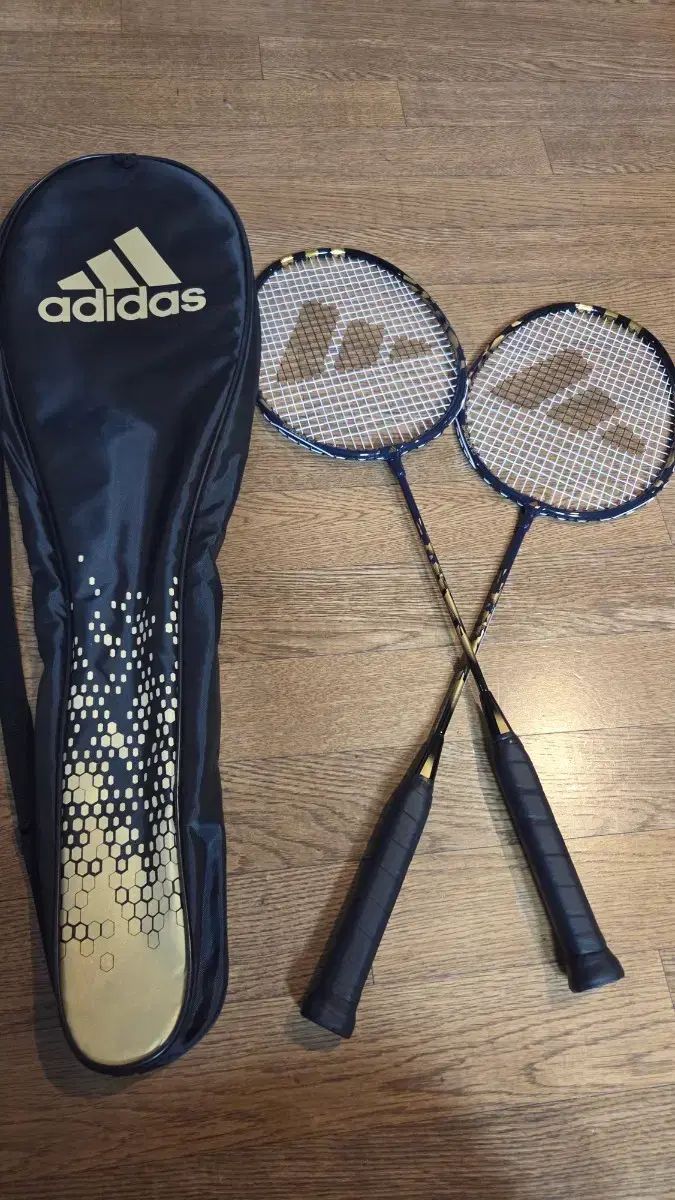 アディダス バドミントン ラケット 2個 + バッグ セット 出品 - メルカリ