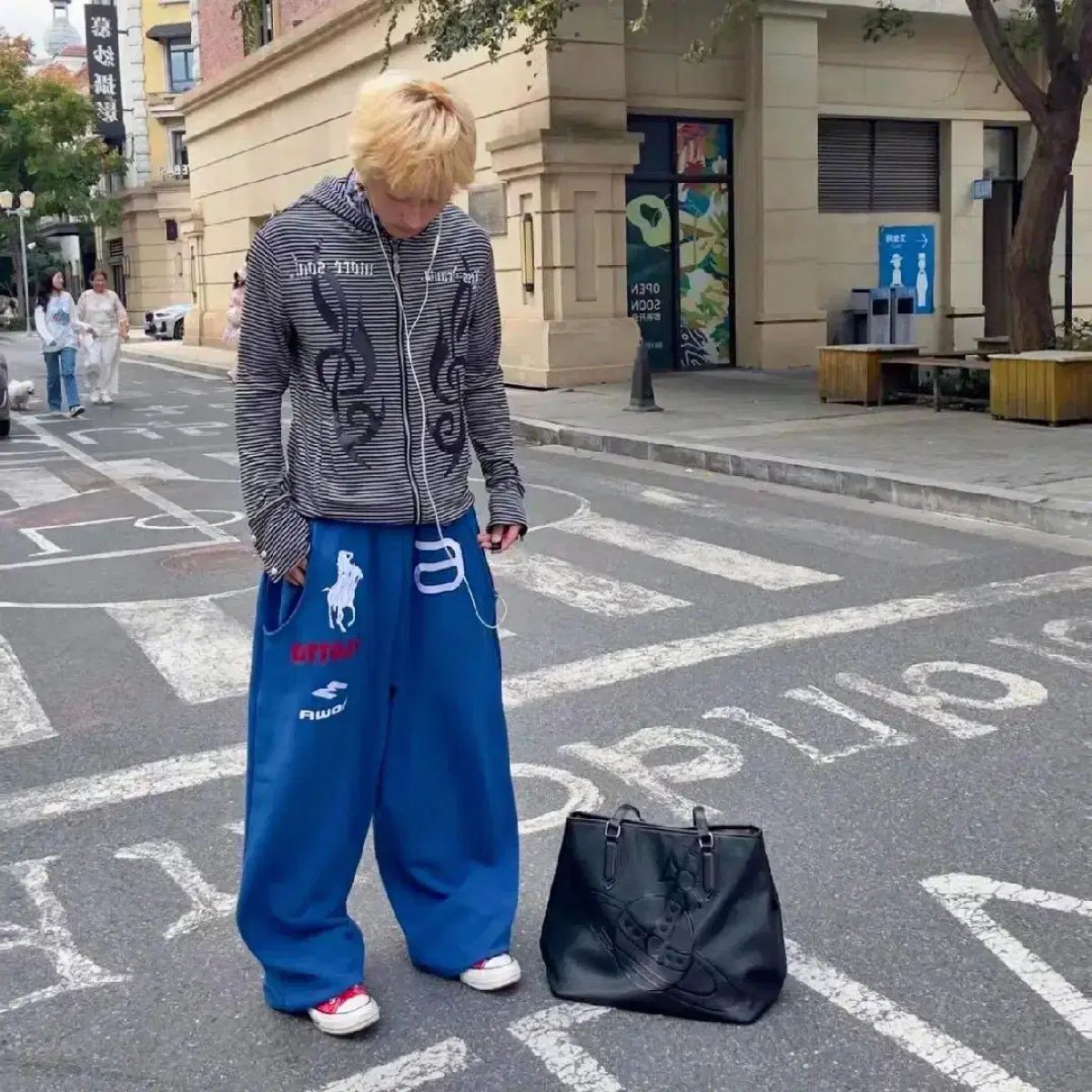 Mowalola 青いラガーパンツ ロゴ入り LONDON 1 Mowalola 青いラガーパンツ ロゴ入り LONDON 1 Mowalola 青いラガー