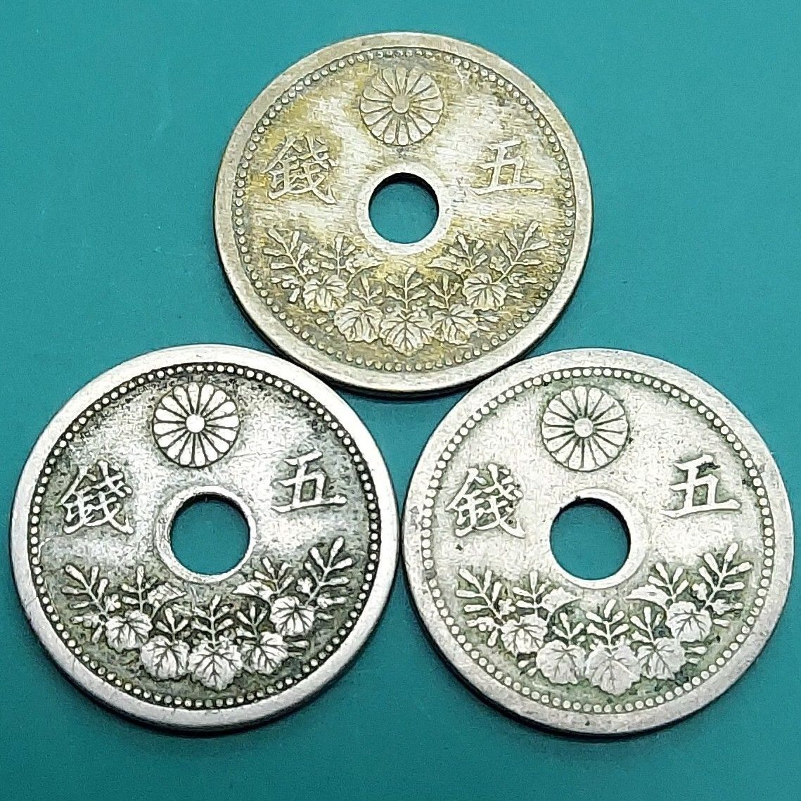 小型5銭白銅貨 おまとめ3点 大正11年×2点・12年×1点 穴あき 旧貨幣