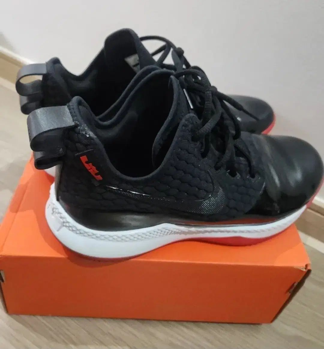 ナイキ ブラック/レッド バスケシューズ - メルカリ